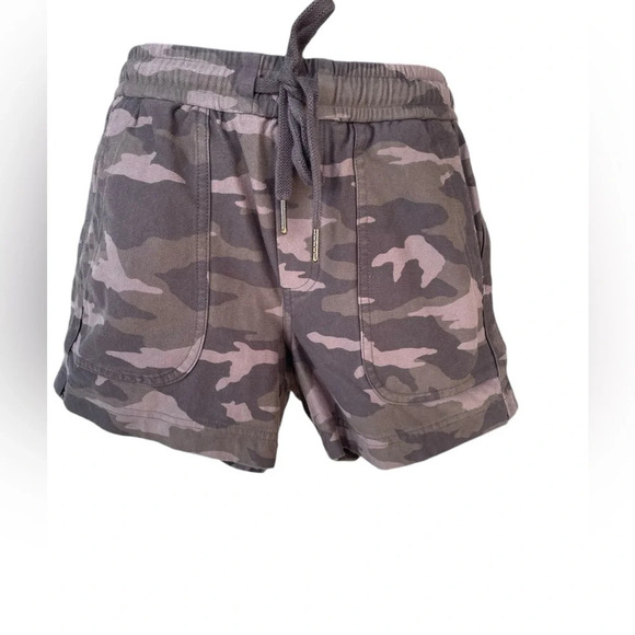 Athleta Camo Farallon Short, Black Olive Camo SIZE 0
#566687 01002 preloved - Picture 4 of 8